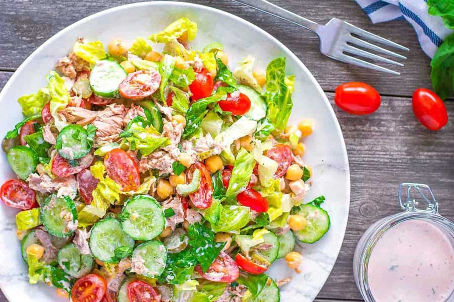 Salad cá ngừ được nhiều bạn yêu thích vì hương vị thanh mát, dễ ăn mà lượng calo cũng khá thấp so với các món ăn khác