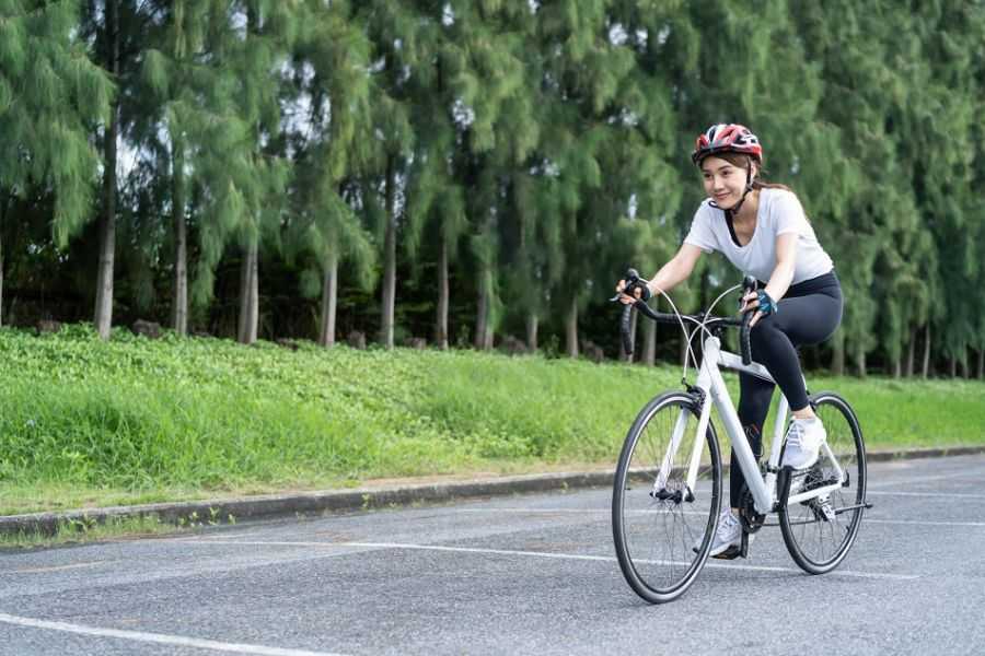 Bạn nên đạp xe với tốc độ vừa phải, phù hợp với thể trạng sức khỏe