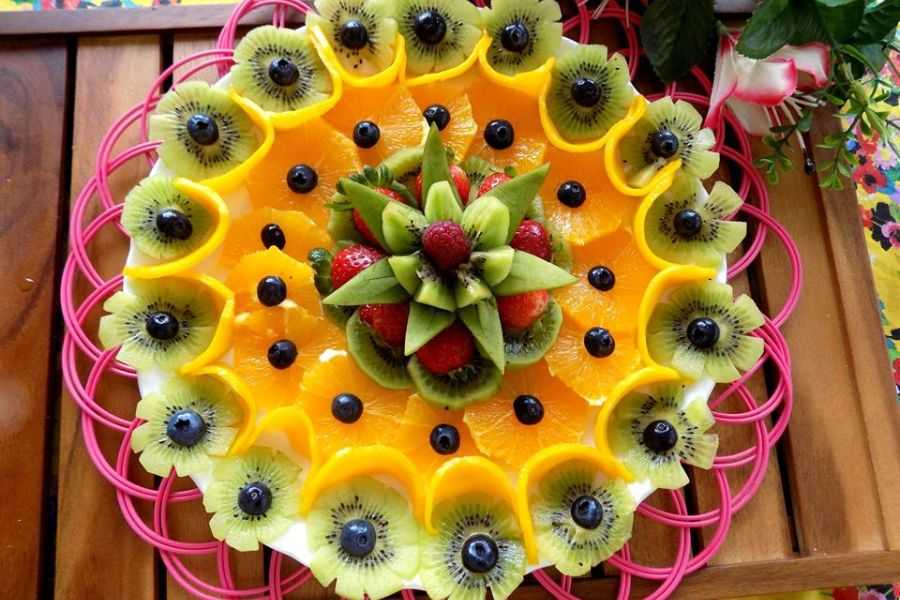 Decor đĩa trái cây kiwi, cam và dâu.