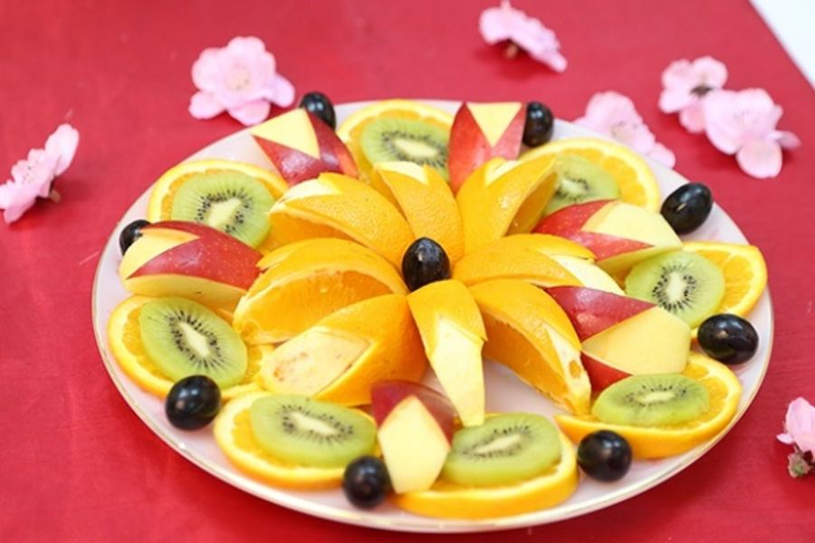 Trang trí trái cây cam, kiwi và táo.