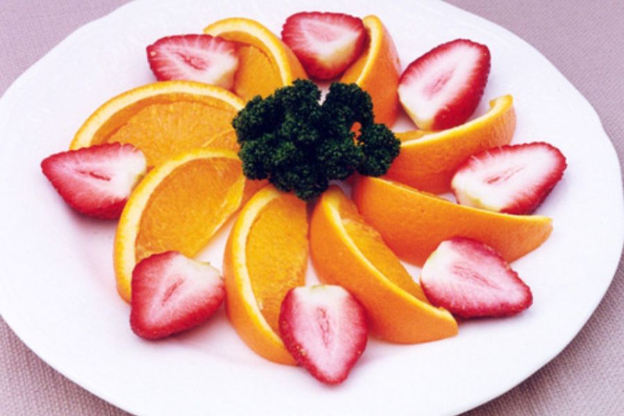 Trang trí trái cây dâu tây và cam.