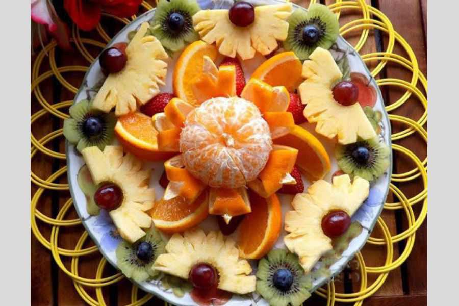 Trang trí trái cây dứa, nho và cam.