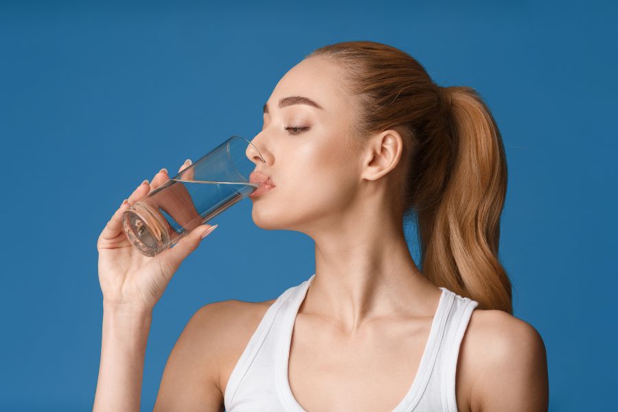 Uống nước để giảm cân cũng như giúp cân bằng nội tiết tố.