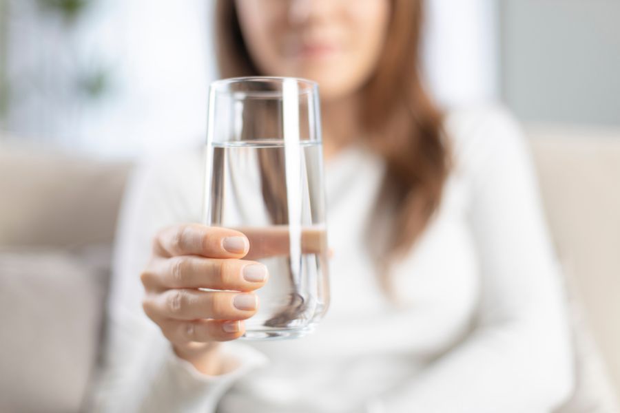 Uống nhiều nước canh ty xúc tiến quy trình loại bỏ chất độc của khung người.
