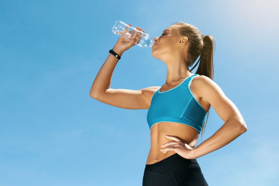 Bổ sung lượng nước đầy đủ xuyên suốt quá trình tập luyện thể dục