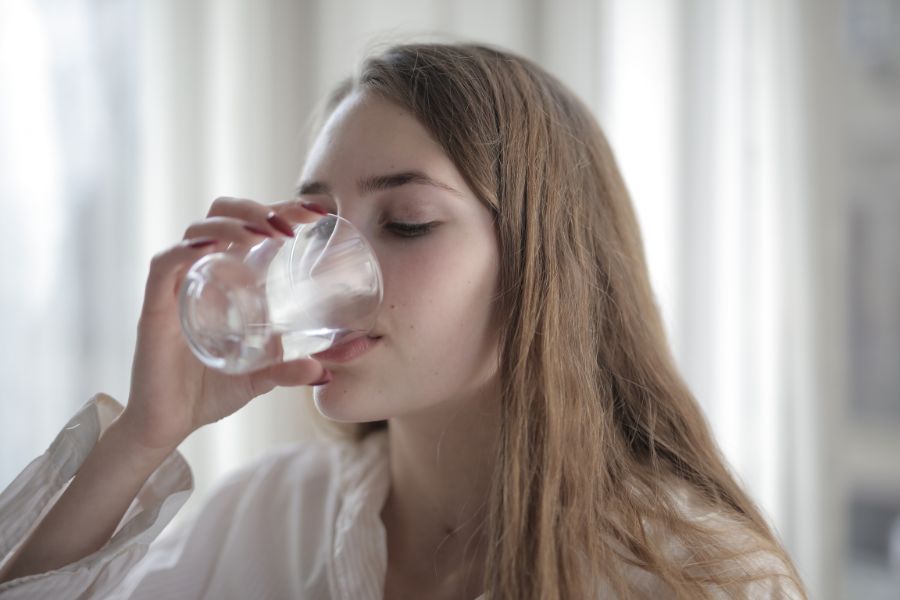 Nên chia nhỏ lượng nước mỗi lần uống, tránh uống quá nhiều một lúc.