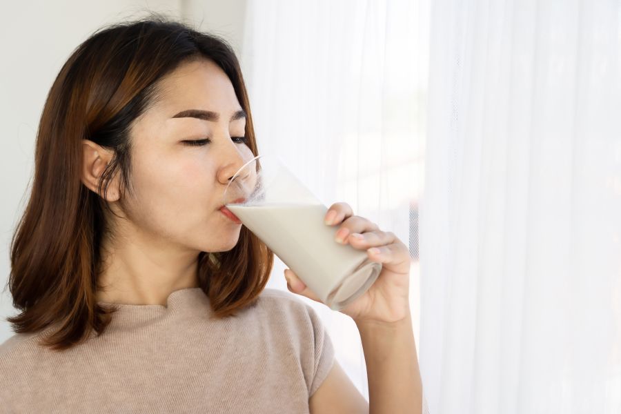 Không nên uống sữa đậu nành lúc đói bụng vì sẽ ảnh hưởng tới hệ tiêu hóa.