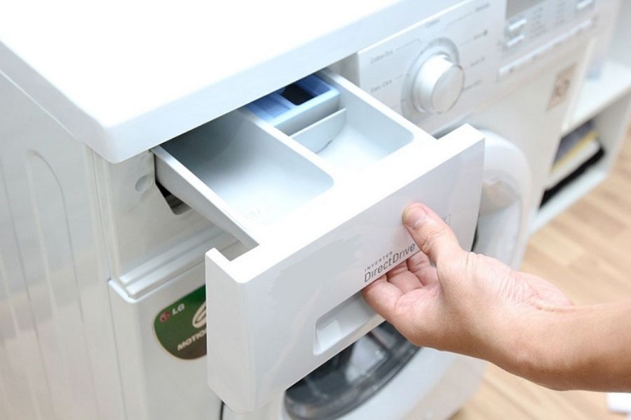 Tháo ngăn chứa bột giặt và vệ sinh bằng nước tẩy rửa chuyên dụng