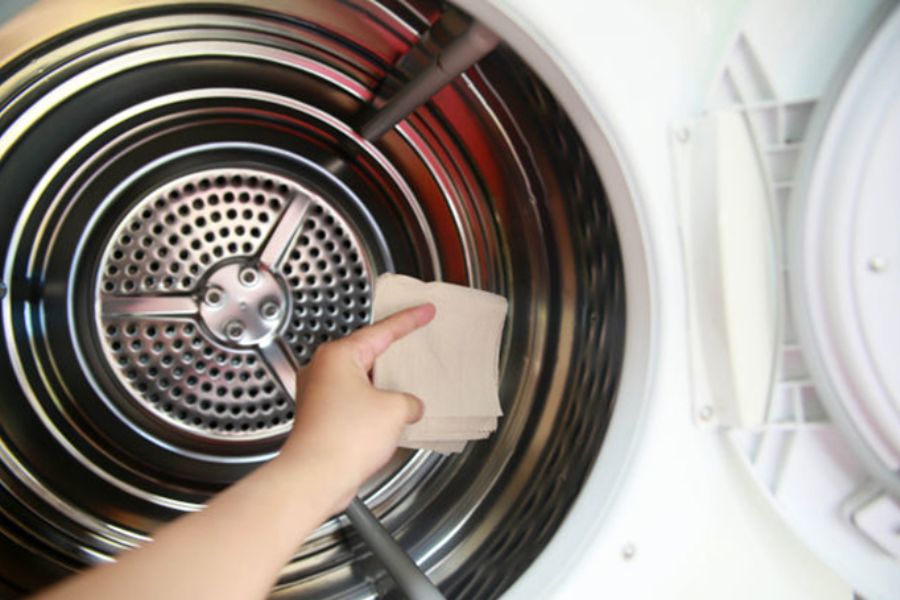 Vệ sinh lồng giặt máy giặt cửa ngang với khăn mềm và dung dịch tẩy rửa