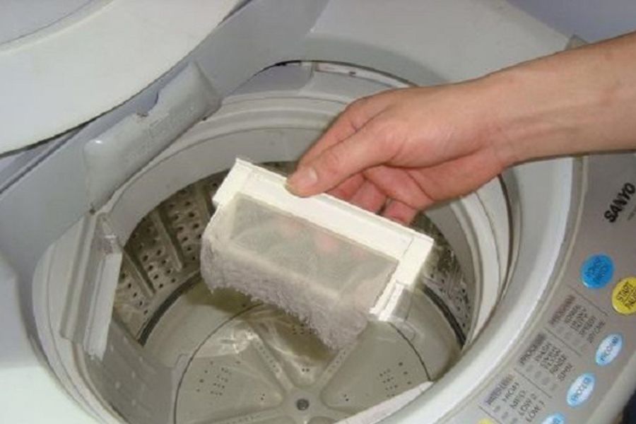 Tháo rời lưới lọc vải trên máy giặt Sanyo cửa trên để tiến hành vệ sinh