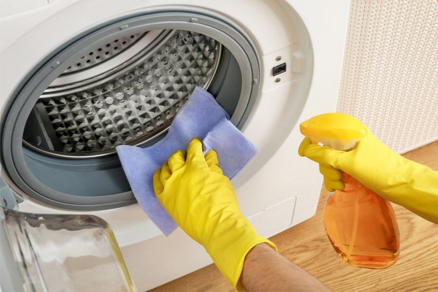Sử dụng khăn mềm để vệ sinh máy giặt Toshiba tại nhà