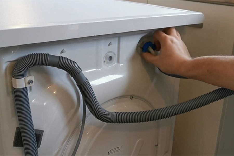 Ống xả nước là bộ phận quan trọng trong quá trình làm sạch máy giặt