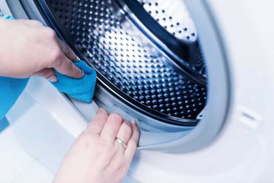 Dùng khăn mềm lau chùi sạch vết bẩn bám trên vỏ máy giặt Midea