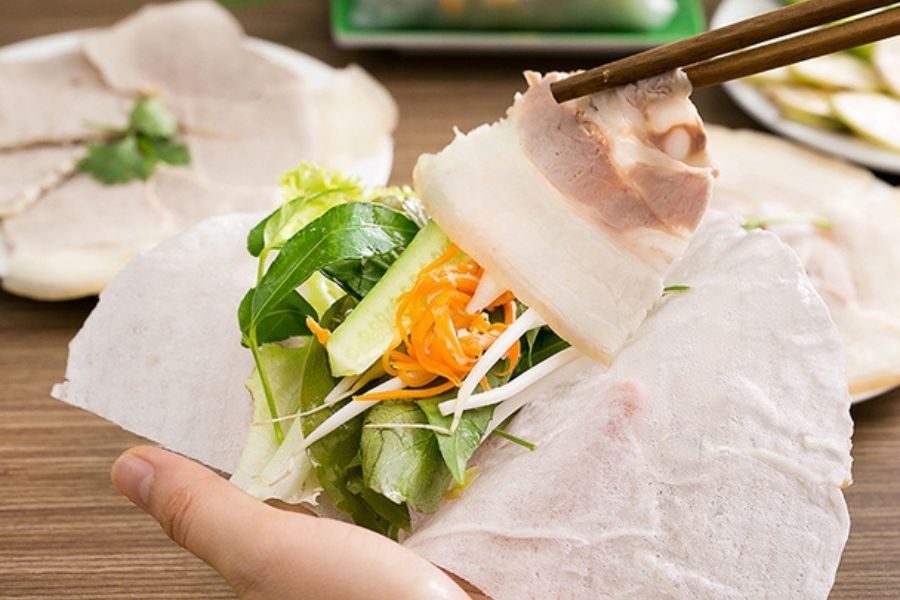 Ăn bánh tráng cùng các loại rau xanh và thịt giàu protein để tránh thừa cân.