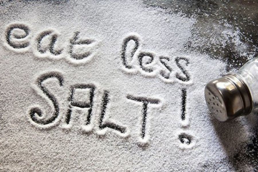 Cắt giảm lượng muối trong thực phẩm hàng ngày.