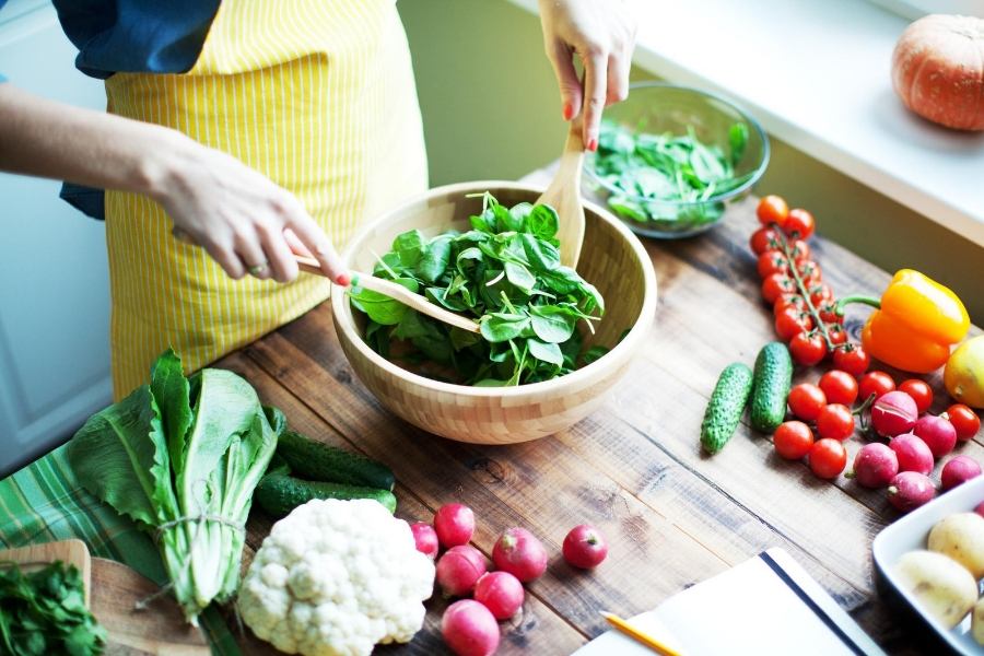 Bổ sung ít nhất 100gr rau xanh vào thực đơn giảm cân mỗi ngày.