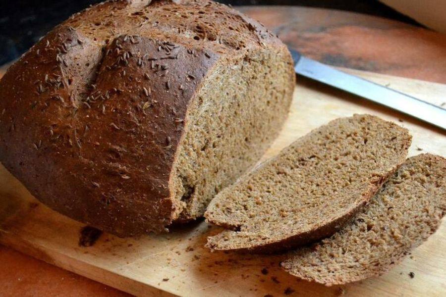 Bánh mì đen chứa hàm lượng calo hạn chế, giúp giảm tích mỡ thừa.