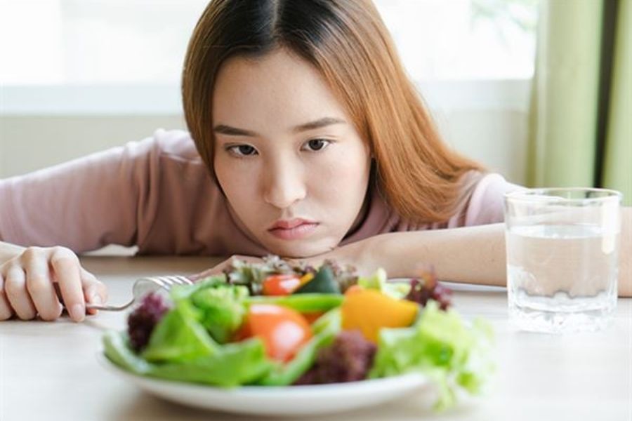Ăn bánh tráng trộn trước bữa chính có thể gây cảm giác chán ăn.