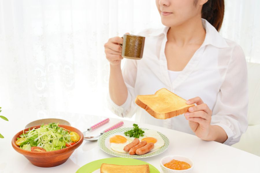 Ăn trứng vào bữa sáng giúp tăng cảm giác no lâu, hạn chế tình trạng thèm ăn.