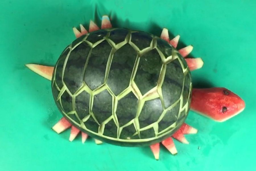 Hoàn thiện chú rùa đáng yêu bằng dưa hấu để trang trí mâm cỗ trung thu