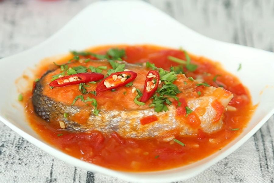 Món cá lóc sốt cà chua đậm đà và bắt mắt.