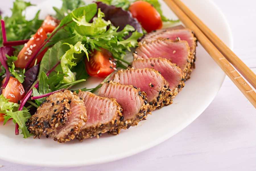 Chế biến áp chảo sẽ giữ được độ ngon ngọt từ thịt cá ngừ.
