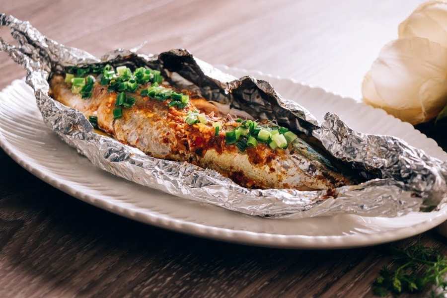 Cá ngừ nướng kết hợp với mỡ hành béo ngậy.