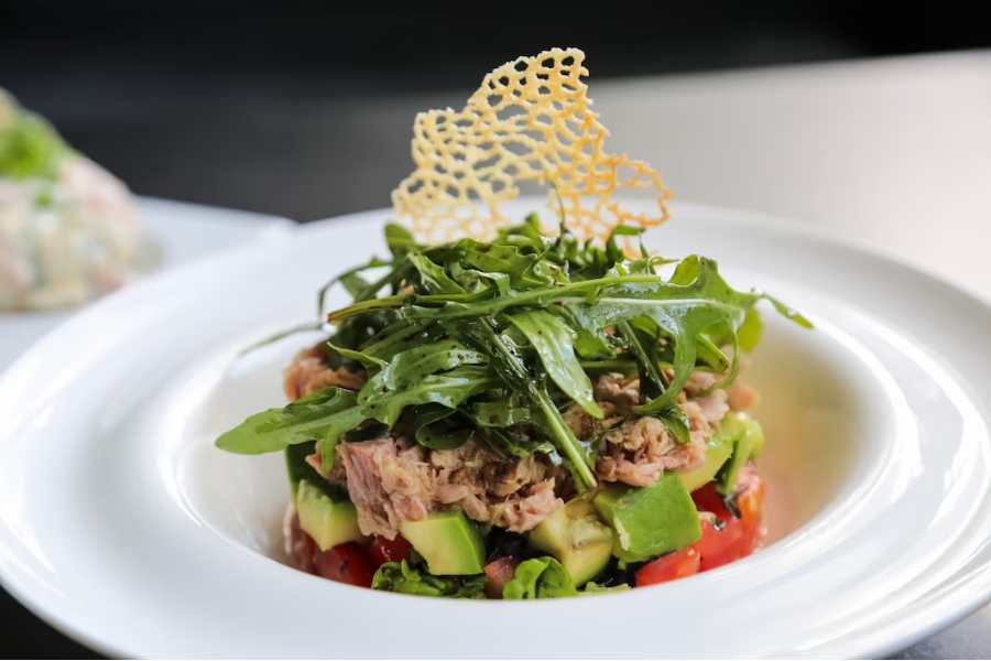 Cá ngừ kết hợp với các loại rau củ cho món ăn thêm thanh mát.