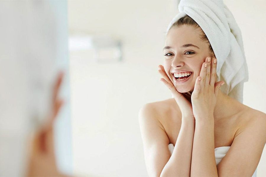 Chăm sóc da mặt hằng ngày để đảm bảo sức khỏe làn da, bảo vệ da khỏi nhiều yếu tố gây hại.