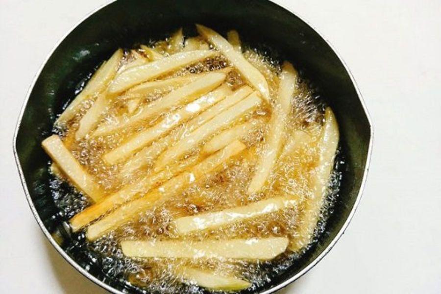 Chế biến khoai tây chiên trong dầu nóng có thể ảnh hưởng đến sức khỏe.