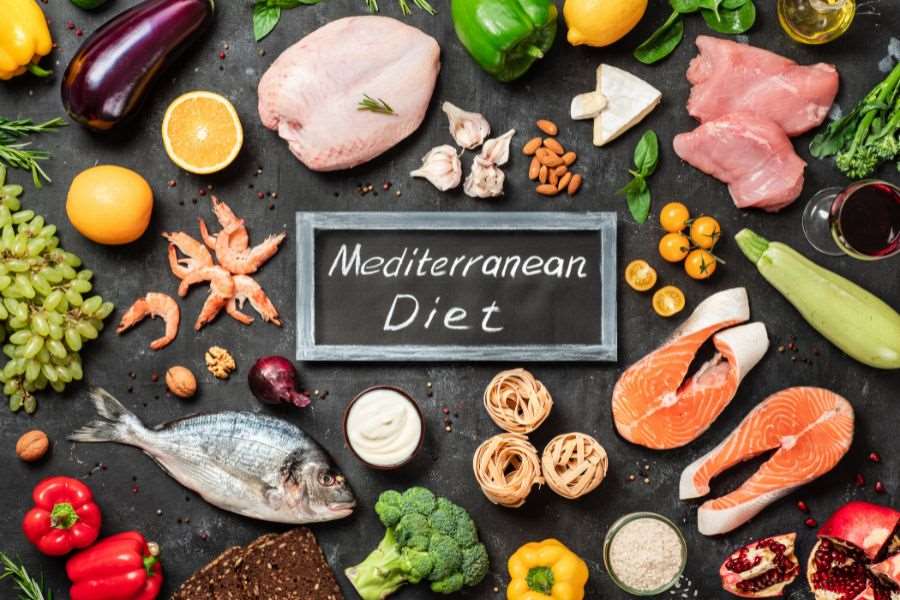 Chế độ ăn Địa Trung Hải ưu tiên sử dụng các loại thực phẩm tốt cho sức khỏe như rau củ, cá, các loại hạt,...