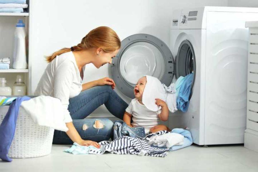 Sử dụng chế độ giặt nhẹ cho đồ của trẻ nhỏ giúp bảo vệ sợi vải.
