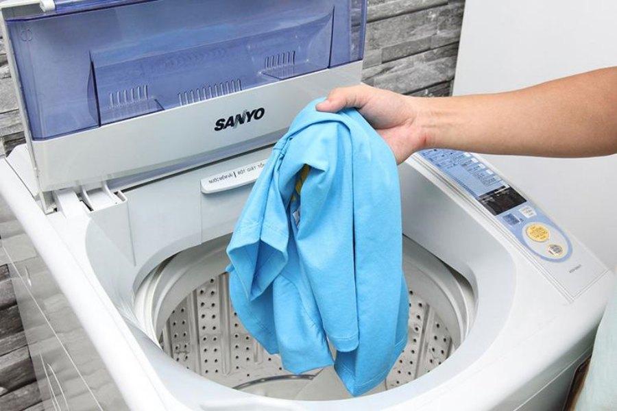 Kiểm tra quần áo trước khi giặt.