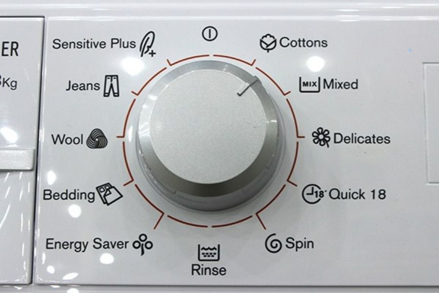 Chọn chế độ giặt trên bảng điều khiển thiết bị.