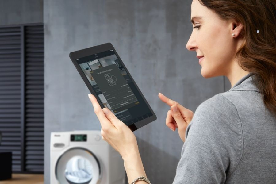 Kết nối điện thoại và máy giặt giúp người dùng điều khiển thiết bị từ xa.