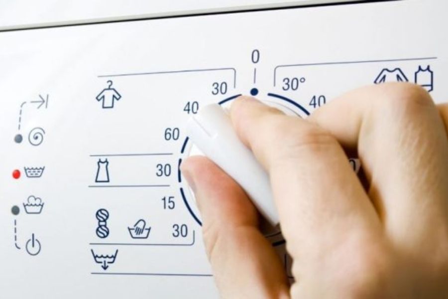 Chọn mức nhiệt độ nước giặt phù hợp với chất liệu quần áo.