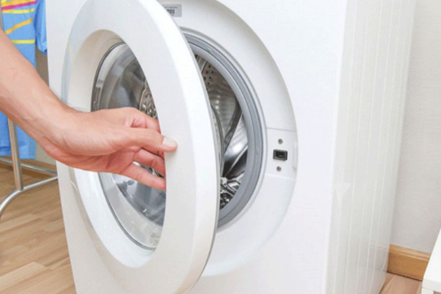 Cửa máy giặt nên được khép hờ để thông thoáng.