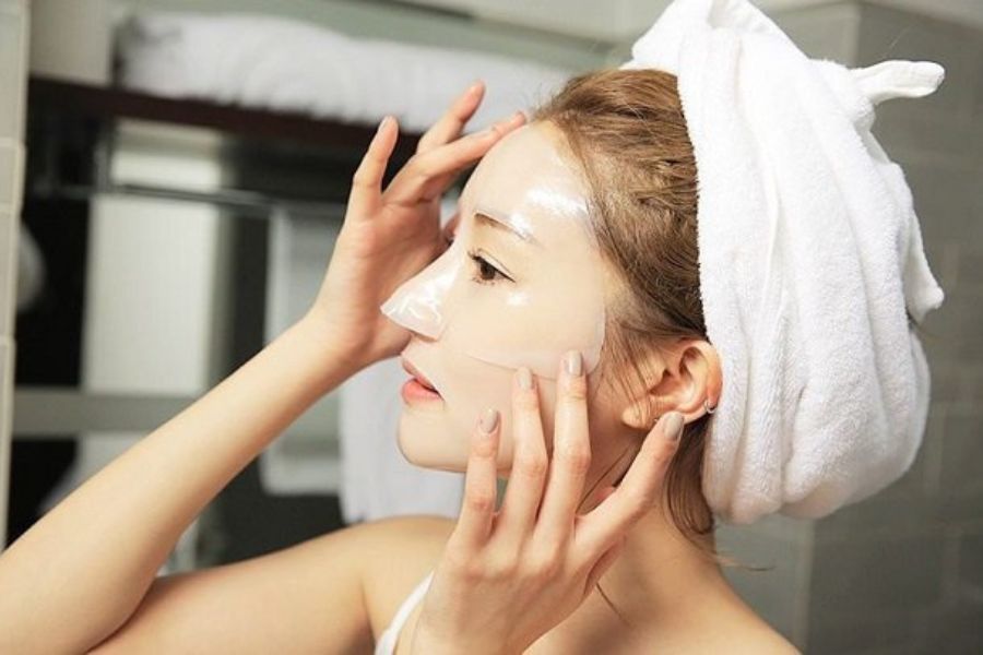 Đắp mặt nạ dưỡng da nhằm cung cấp dưỡng chất cho làn da.