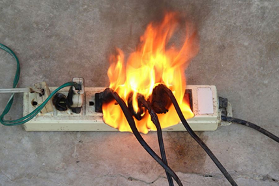 Dây điện thường đặt dưới sàn nên rất dễ xảy ra chập điện, cháy nổ nếu máy lạnh chảy nước.
