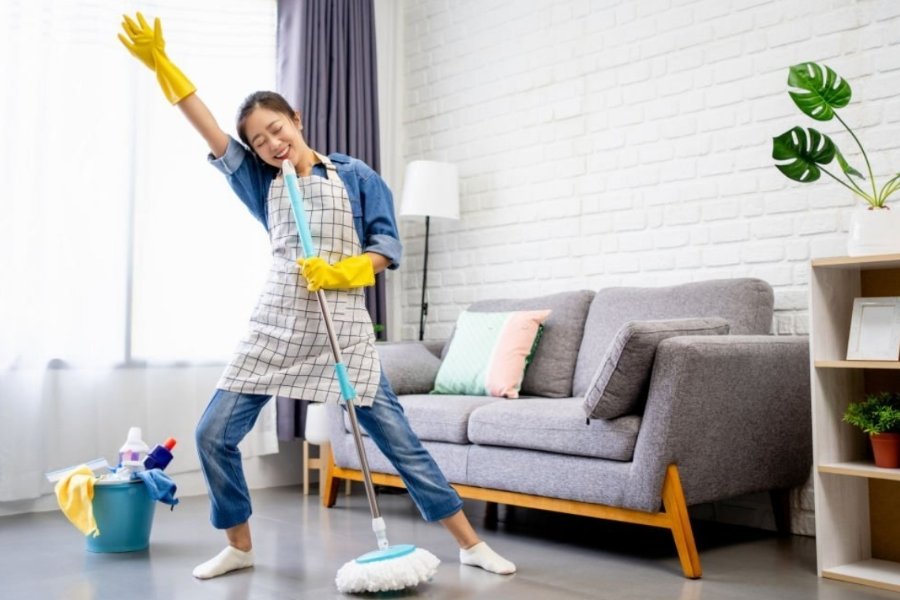 Dọn dẹp nhà cửa để tăng cường hoạt động thể chất cho cơ thể.