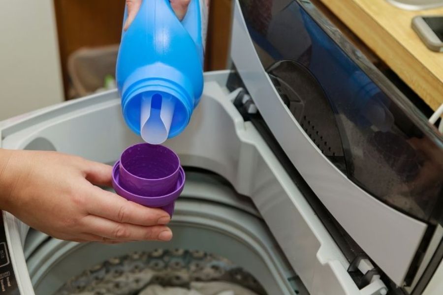 Cách dùng nước xả vải cho máy giặt không có khay chứa.