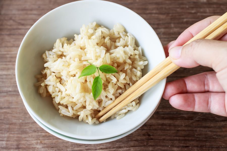 Ngâm gạo lứt trước khi nấu từ 45 phút - 1 tiếng giúp cho hạt gạo nấu chín đều hơn.