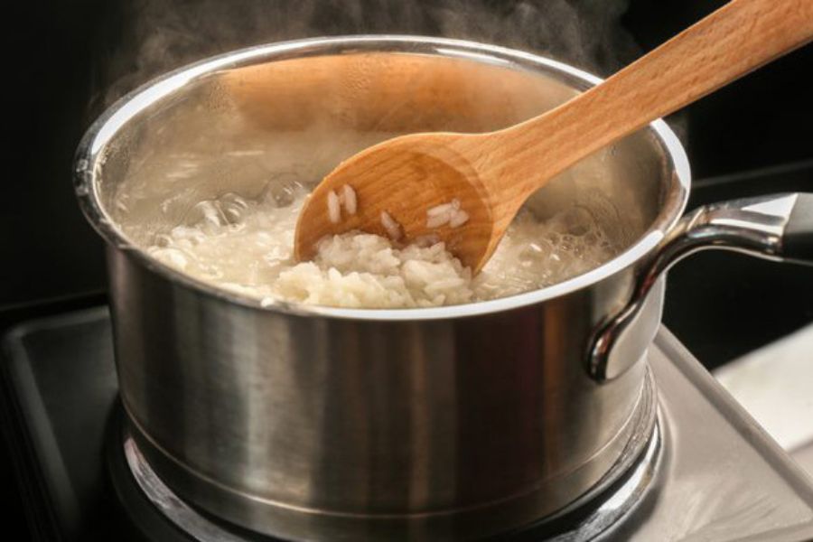 Nấu cơm trắng cùng dầu dừa để giảm lượng đường xấu đi vào cơ thể.