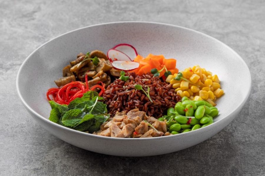 Gợi ý thực đơn bữa trưa giảm cân 1 tuần với cơm gạo lứt và rau củ.
