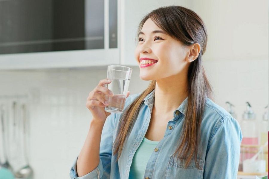 Uống đủ nước mỗi ngày để tăng cường trao đổi chất.