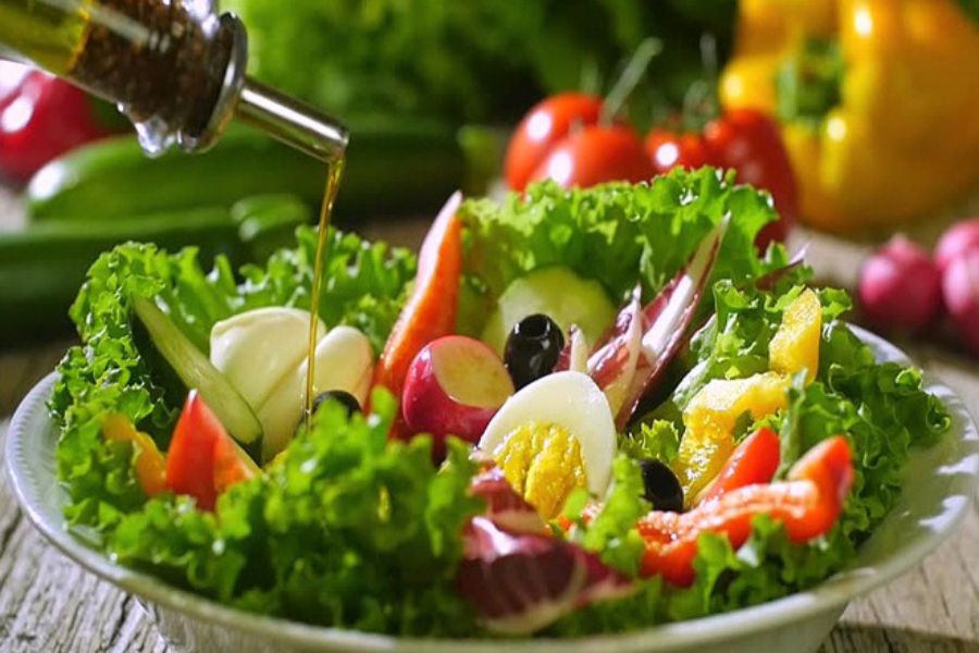 Gợi ý thực đơn bữa tối giảm cân 1 tuần với salad rau củ quả thanh đạm.