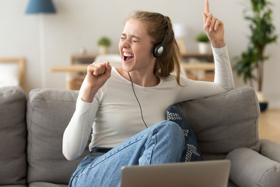 Nghe nhạc giúp thư giãn và giảm mức độ căng thẳng.