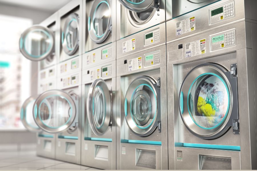 Giặt rèm bằng máy giặt công nghiệp.