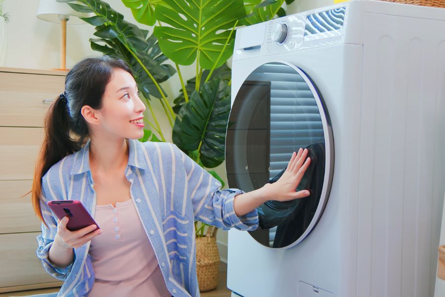 Bạn nên kiểm tra và đóng chặt nắp máy trước khi thiết lập chế độ giặt quần áo.