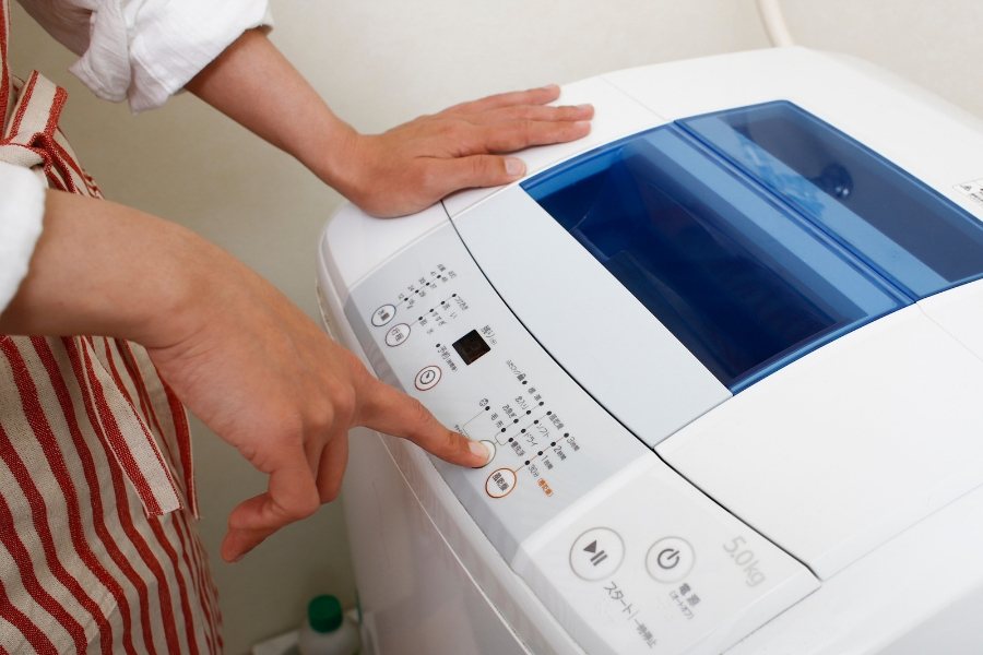 Chọn chế độ hẹn giờ trên máy giặt giúp tiết kiệm thời gian và điện năng.